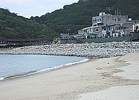 　塘岐澳口景觀防波堤完工以來首度面臨颱風，暫時通過考驗，風災後，堤防仍然完好。（圖／文：陳鵬雄）