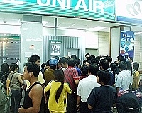 　南竿機場昨天上午關場，現場後補逾二百人；每當廣播開始候補時，就出現大隊人馬快把候補櫃台擠爆的場面。（圖／文：曹重偉）