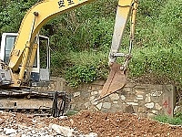 莒光電信光纖電纜遭施工廠商怪手挖斷。(圖/文:陳樂團)