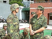     馬防部司令程中將於日前視導步兵部隊，並於視導過程中剴切地關心官兵生活設施與休假情形，要求各級幹部照顧好弟兄日常起居。【圖／文：江承翰】