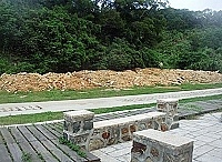 　仁愛村鐵堡往津沙的景觀步道遭不肖廠商傾倒大量廢土，讓附近常常前往散步的鄉親搖頭不已。（圖／文：曹重偉）