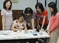 　連江縣婦女會舉辦拼布飾品製作班，講師劉芃蕎引領學員進入拼布的藝術之美。（圖／文：張登傑）