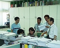 內政部地政司副司長蕭輔導(右一)來馬進行地政業務督導,他以「麻雀雖小、五臟俱全」來稱讚地區地政事務相當完善。(圖/文:曹重偉)