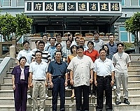 　連江縣政府昨日舉行九十三年地方政府公務人員考試錄取人員座談會，縣長陳雪生親自為「縣府團隊新生」做新生訓練。（圖／文：張登傑）
