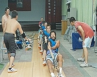   全民運動會賽前，馬祖拔河代表隊每個晚上都在介壽國中小加緊練習，為馬祖爭取榮譽。（圖／文：張登傑）
