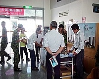 觀想藝術有限公司在機場大廳舉辦公共藝術作品說明會,還有填問卷拿精美紀念品活動,吸引許多軍民鄉親參與。(圖/文:曹重偉)