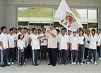 　全民運動會賽前，縣長陳雪生親自授旗，期勉選手為馬祖爭取佳績。（圖／文：張登傑）