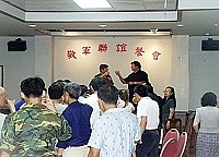 縣府舉辦慶祝軍人節敬軍聯誼餐會,連江縣長陳雪生代表鄉親致贈馬防部加菜金,由司令程士瑜代表接受。(圖/文:曹重偉)