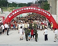 九三年體育節活動在北竿舉行,近千人由運動場出發完成環山健康之旅。(圖/文:陳鵬雄)