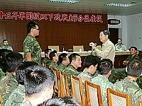     國防部總政治作戰局局長陳上將於日前蒞抵防區主持政戰主管分區座談，除肯定官兵長期執行戰備任務之辛勞外，同時向與會幹部說明國軍重大軍事採購案的重要性。【圖／文：蘇晉正】