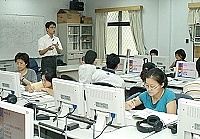 　「九年一貫資訊融入教學數位典藏教學資源研習班」，指導教師如何使用網路資源融入教學活動設計。（圖／文：張登傑）
