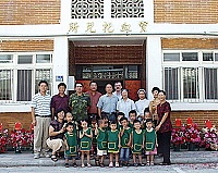 　北竿寶血托兒所正式揭牌開學，地區各界人士前往祝賀，並與首屆學童合影留念。（圖／文：陳鵬雄）