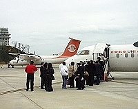 立榮航空從南竿機場飛往台北以外的地區並非毫無經驗,之前颱風來襲也數度轉降台中,圖為去年陸委會及立委來馬考察小三通時,從南竿機場直飛金門尚義機場的登機鏡頭。(圖/文:曹重偉)