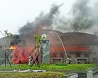 　萬安廿七號演習登場，統裁官袁肖龍中將及主持人縣長陳雪生，前往馬中視察避難狀況；南竿機場前的防災演練也相當逼真。（圖／文：曹重偉）