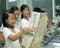 　鐵板社區發展協會推出馬祖第一份以社區為主的導覽摺頁，讓觀光客輕鬆進行一場easy又有深度的鐵板聚落之旅。（圖／文：張登傑）