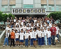 湖田國小校長陳平興及該校師生一行來訪,在拜會縣政府時特別在大樓前與縣長陳雪生合影留念。(圖/文:曹重偉)