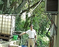 　連江縣政府環保局將辦公室冷氣機滴水一滴滴收集起來，廢水回收再利用，把環保變成了生活的一部份。（圖／文：張登傑）
