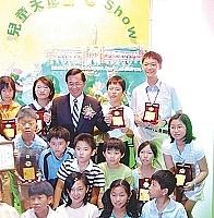 介壽國小曹祐寧同學(前排左二)當選全國第八屆資訊應用小楷模,陳水扁總統親自頒獎表揚。(圖:介壽國中小提供)