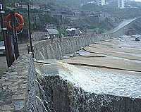　大雨持續，芹壁因排水不及，馬路首度出現積水現象，大量雨水由突堤缺口奔流入海，抽水機房也難逃被淹命運。（圖／文：陳鵬雄）