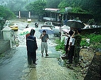 福安瓦斯行廠房受豪雨影響發生淹水,原平整地面如同溪谷;水利課接獲業者的陳情後立即派員前往了解,並允諾協助處理。(圖/文:曹重偉)