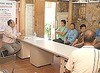 　津沙社區發展協會昨日舉行耆老口述歷史活動，津沙多位耆老共聚一堂，細說從頭。（圖／文：張登傑）
