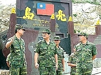     馬防部司令程中將日前在一九三旅旅長及相關幕僚陪同下，親蒞亮島視導戰備整備工作，並瞭解島上休閒活動規劃。【圖／文：蘇晉正】