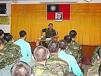     馬防部政戰主任劉將軍日前與新兵談心，主任愷切關心新兵身體狀況，並提醒大家注意天候變化，好讓遠在台灣的家人安心。【圖／文：江承翰】