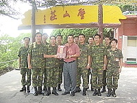 連江縣北竿鄉鄉長王朝生於日前蒞臨一九三旅進行敬軍慰問,並與旅長杜將軍、幕僚合影於旅部壁山山莊。【圖/文 簡汎儒】