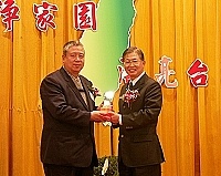 　地區今年榮獲全國環境衛生競賽優等，環保署長張祖恩親自頒獎給縣府環保局長陳秀華。（圖：連江縣政府環保局提供）