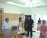 縣長、立委前往清水住宅山壁坍方處現勘,指示工務局以最快的速度恢復原狀,並順道拜訪正在裝潢的住家與鄉親寒喧。(圖/文:曹重偉)