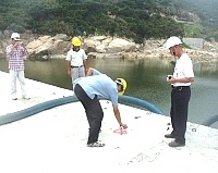 　有民眾檢舉后澳水庫偷工減料，公共工程稽核小組前往現地會勘，並隨機指定九處鑽探點進行鑽心取樣，以查是否真有違法情事。（圖／文：曹重偉）