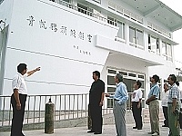　縣長陳雪生、立委曹原彰瞭解西莒青帆碼頭候船室新建工程。（圖／文：宋志富）