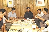 　二○○四非戰區體驗影展前夕，導演董振良與地區藝文人士進行影像與藝術的對談，共同思索馬祖電影的出路。（圖／文：張登傑）