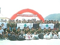 地區配合世界清潔日,舉辦「環保馬祖」活動,軍民一起在廣場上誓師;縣長陳雪生、司令程士瑜一起在主題布條上簽名宣誓。(圖/文:曹重偉)