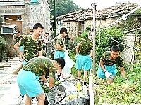     馬防部於日前熱情響應連江縣政府清潔地球活動，每位參與活動的防區弟兄均認真且盡責地清掃周遭環境。【圖／文：蘇晉正】