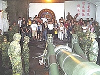一九三旅於日前舉辦秋節擴大懇親會,同時安排弟兄們帶來精采的砲操演練,讓家屬欣賞防區獨特的戰地風光。【圖/文:簡汎儒】
