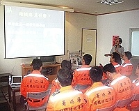 衛生局舉辦結核病防治宣導,主講人張正達醫師幽默詼諧,讓海巡弟兄輕鬆認識結核病。(圖/文:曹重偉)
