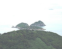 　大雨過後能見度佳，壁山遠眺成為熱門景點，由壁山看獅嶼更顯唯妙唯肖，圖右上角為亮島，黑色斑點即為大陸漁船。（圖／文：陳鵬雄）