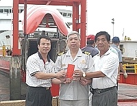 　交通局長劉德全代表縣長前往福澳碼頭，向臺馬輪員工祝賀秋節愉快，並致贈加菜金。（圖／文：張登傑）