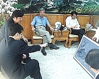 陸委會副主委邱太三與縣長陳雪生「老同事」相見歡,雙方就小三通現狀及離島建設條例修正等議題進行廣泛討論。(圖/文:曹重偉)