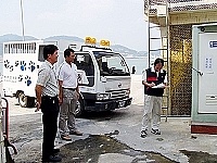 環保局展開南竿「公廁總體檢」,工作人員會同村長及清潔人員對公廁應作改善及注意事項詳實登記,待全面勘察後逐一改善。(圖/文:曹重偉)