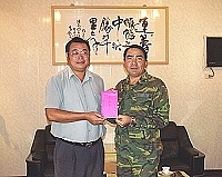　北竿鄉長王朝生代表縣長提前向一九三旅官兵賀秋節。（圖／文：陳鵬雄）