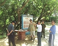 縣長陳雪生邀集民政局長陳傳立、南竿鄉長林樹清、鄉代會主席朱秀平等人前往「公墓連」現勘,以了解當地的地勢環境及可規劃方向。(圖/文:曹重偉)
