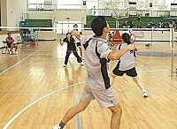 　九十三年連江縣運動會羽球比賽競爭激烈高潮不斷，今日晚間將進行各項目的冠亞軍之戰。（圖／文：張登傑）