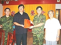     馬防部於日前舉辦軍民聯誼餐會，會中連江縣政府致贈防區各部隊秋節加菜金，並由司令程中將代表接受。【圖／文：江承翰】