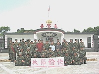 　軍政首長聯袂前往最前哨高登，向官兵祝賀秋節。（圖／文：連江縣政府提供）