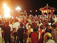   鐵板最火熱！仁愛村金板境廟委會依往例在中秋夜舉行燒塔活動，現場人氣旺到不行。（圖／文：張登傑）