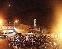 馬祖村民昨晚齊聚村中廣場欣賞十六夜裡最圓的月，享受難得全村一起烤肉樂趣。（圖／文：曹重偉）