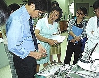 　疾病管制局進行醫院感染管制輔導訪視，學者實地訪視縣立醫院，了解各機具儀器現狀，以降低院內感染發生。（圖／文：曹重偉）