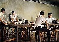 　「黑門山上的劇團」昨日在馬祖高中禮堂演出「豆漿大王」，呈現不同時代中小人物的心情與無奈。（圖／文：張登傑）